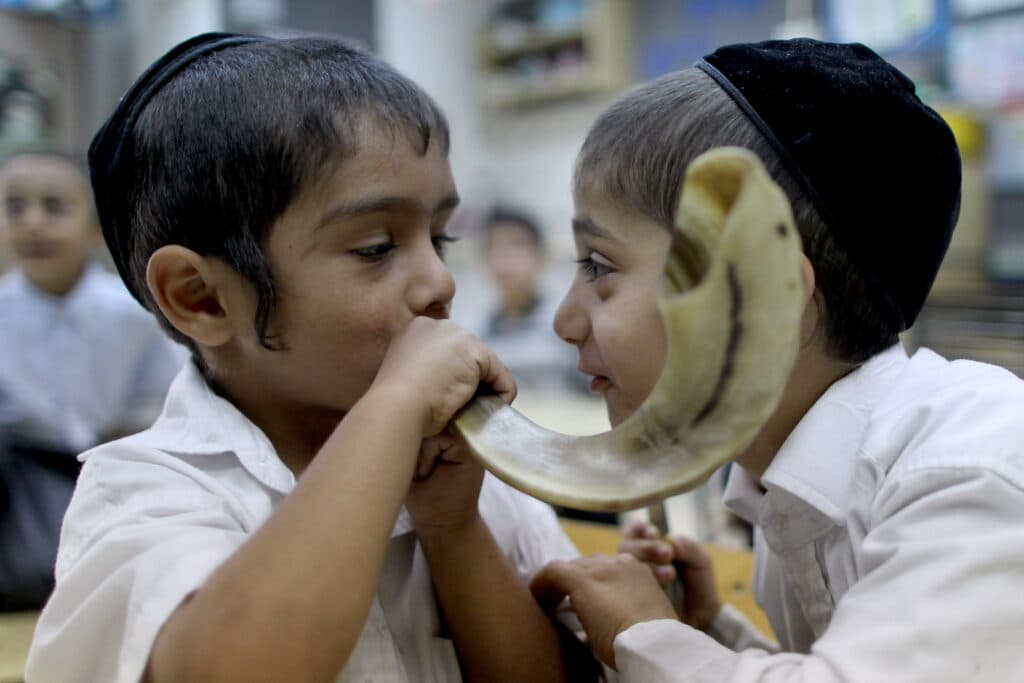 kids blowing shofar