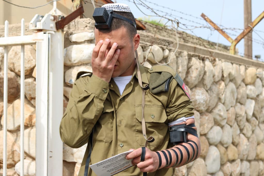 israeli soldier praying shema