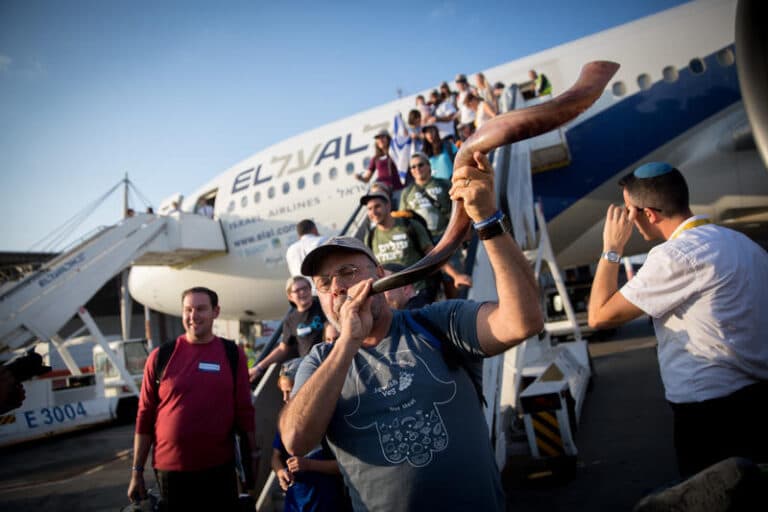 New immigrants from North America arrive on a special "Aliyah Flight" on behalf of Nefesh B'Nefesh organization, at Ben Gurion airport in central Israel