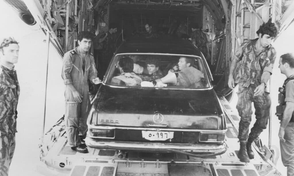 1976 photo of the black painted mercedes used in the entebbe rescue