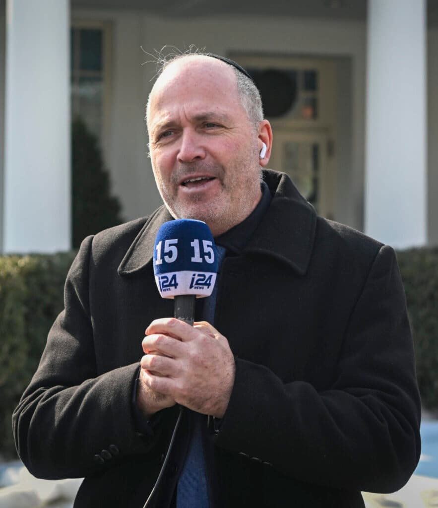Journalist Ariel Kahana reporting outside the White House.