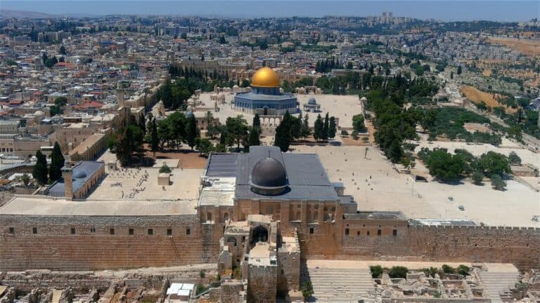 Aerial view of dome of the rock and temple mount, jerusalem