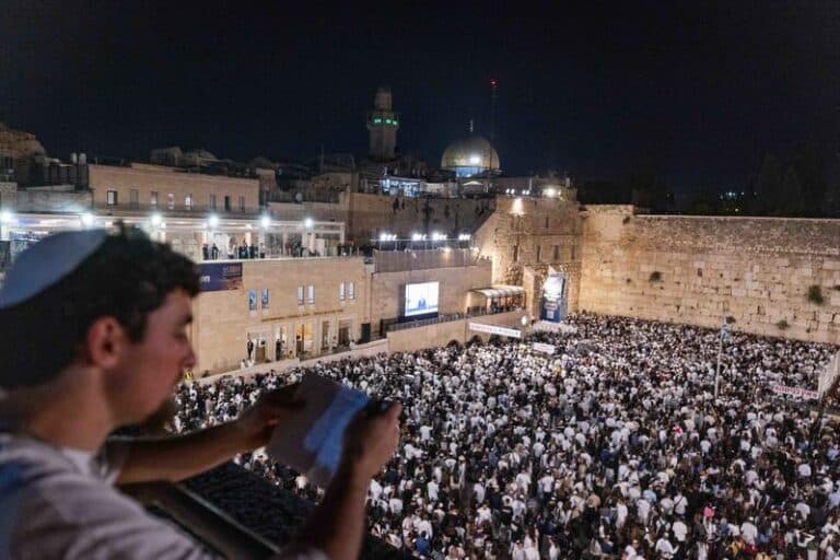 jews pray slichot at western wall