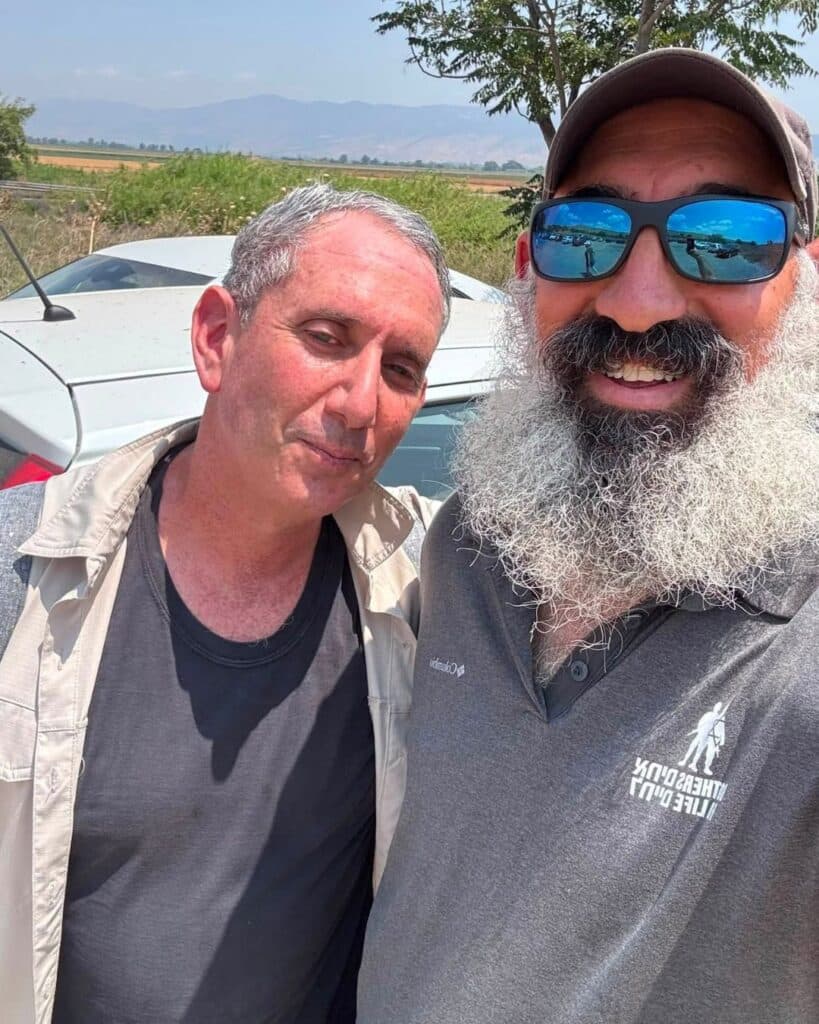 Photo of reserve soldier On Arviv with Daniel Hagari during a chance meeting in northern Israel. The image supports an article about Arviv being moved that Hagari remembered visiting him in the hospital after he was wounded.