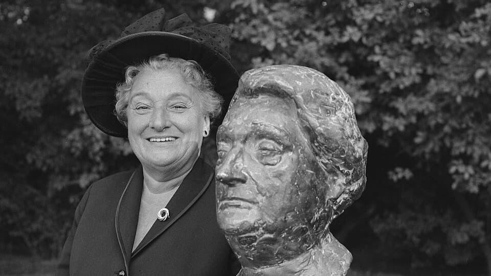 Geertruida Wijsmuller standing with a newly unveiled bust of herself in Oosterpark, Amsterdam, 1965
