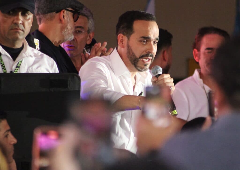 Abelardo de la Espriella speaking into a microphone
